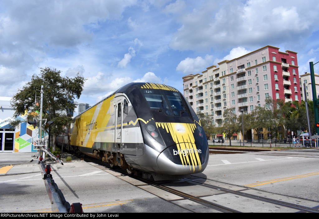 SB Brightline train departing WPB Station 